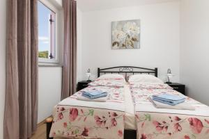 Una cama o camas en una habitación de Villa Stjepan Zep 38 fotos más