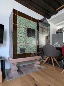 a living room with a fireplace with a tv on a wall at Ferienwohnung Rottweil Zentrum - Parkplatz kostenlos in Rottweil