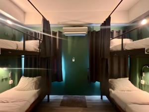 Postel nebo postele na pokoji v ubytování Nimman Forest Hostel