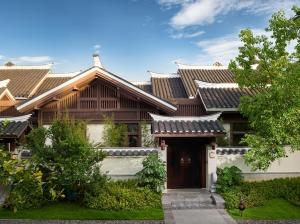 Liutangにある桂林雁山宋品酒店 Song Hotel Guilinの木の扉が前にある家