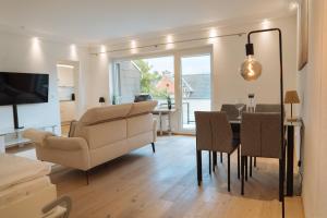 コー​​ブルクにあるAppartement VestePanoramaのソファとテーブルと椅子のあるリビングルーム