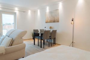 コー​​ブルクにあるAppartement VestePanoramaのテーブルと椅子とソファのあるリビングルーム