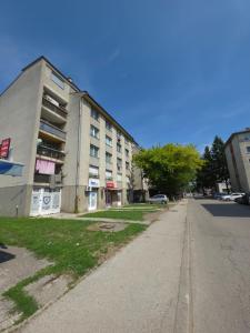 Το κτήριο όπου στεγάζεται  το διαμέρισμα