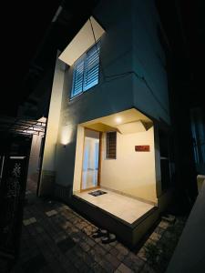 トリバンドラムにあるMynestの窓側の建物 +5枚の写真