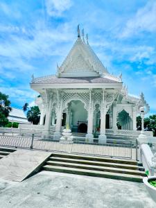a white pavilion with stairs in front of a building at Chaweng Eco Parc in Ban Ko Khwan