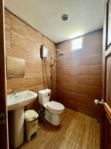 a bathroom with a toilet and a sink at Chaweng Eco Parc in Ban Ko Khwan