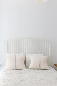 En eller flere senge i et værelse på Locart -Cozy Downtown Apartment, near Black Church with Free Wi-fi