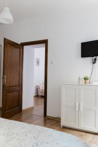 Et tv og/eller underholdning på Locart -Cozy Downtown Apartment, near Black Church with Free Wi-fi