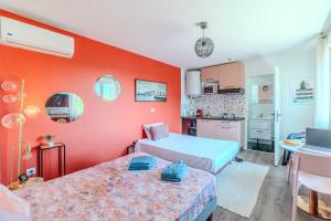 Ένα ή περισσότερα κρεβάτια σε δωμάτιο στο Rose Roanne centre-ville - Parking & Clim