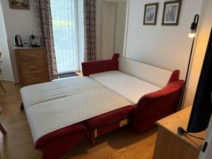 Postel nebo postele na pokoji v ubytování Rosenhof am See Ferienwohnung Enzian