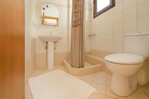 Ένα μπάνιο στο Elani Private Retreat - Villa Anna Garden Escape +27 φωτογραφίες