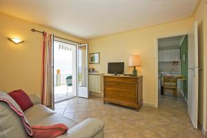 a living room with a couch and a television at Casa Balon in Oggebio