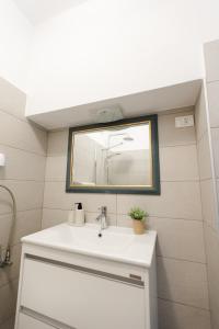 Et badeværelse på Locart -Cozy Downtown Apartment, near Black Church with Free Wi-fi + 19 billeder