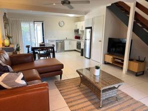 Kuchyň nebo kuchyňský kout v ubytování Nautilus Noosa Resort