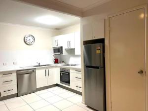Kuchyň nebo kuchyňský kout v ubytování Nautilus Noosa Resort