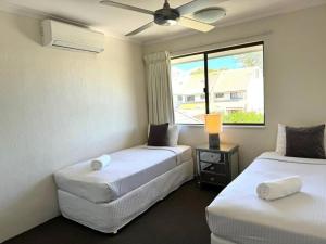 Postel nebo postele na pokoji v ubytování Nautilus Noosa Resort