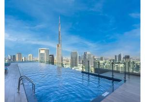 Bazén v ubytování Keyrock Living - Burj Khalifa View Retreat with Pool nebo v jeho okolí