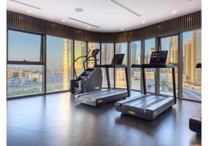 Fitness centrum a/nebo fitness zařízení v ubytování Keyrock Living - Burj Khalifa View Retreat with Pool
