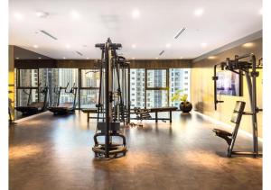 Fitness centrum a/nebo fitness zařízení v ubytování Keyrock Living - Burj Khalifa View Retreat with Pool