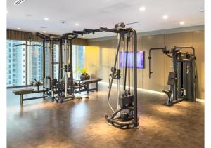 Fitness centrum a/nebo fitness zařízení v ubytování Keyrock Living - Burj Khalifa View Retreat with Pool