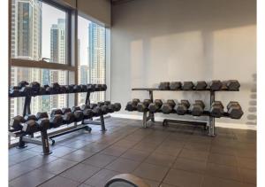 Fitness centrum a/nebo fitness zařízení v ubytování Keyrock Living - Burj Khalifa View Retreat with Pool