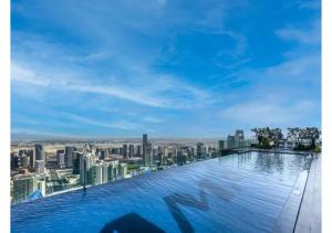 Bazén v ubytování Keyrock Living - Burj Khalifa View Retreat with Pool nebo v jeho okolí