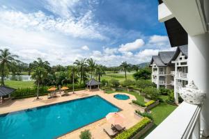 une vue aérienne de la piscine d'un complexe hôtelier dans l'établissement Stylish Thai 2BR Condo Pool & Golf with Balcony, à Laguna Phuket