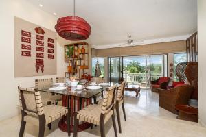 une salle à manger avec une table et quelques chaises dans l'établissement Stylish Thai 2BR Condo Pool & Golf with Balcony, à Laguna Phuket