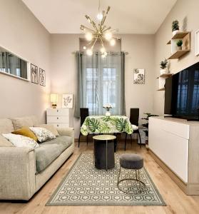 un salon avec un canapé et une table dans l'établissement Urban design at Cuatro Caminos, Bernabeu, Madrid, à Madrid