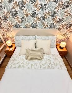 une chambre avec un lit blanc et deux lampes dans l'établissement Urban design at Cuatro Caminos, Bernabeu, Madrid, à Madrid