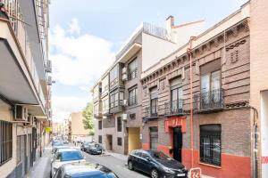 une rue de la ville avec des voitures garées dans la rue dans l'établissement Urban design at Cuatro Caminos, Bernabeu, Madrid, à Madrid
