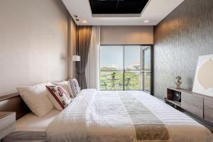 Postel nebo postele na pokoji v ubytování Moda Condo Nimman 609 - Super Deluxe Mountain View next to MAYA + 53 fotografií