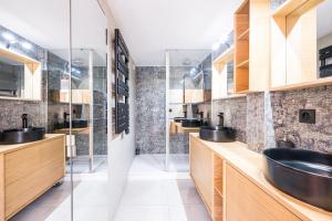 Les BruyèresにあるChalet Gabrielle Luxe ski aux piedsの洗面台2つとシャワー付きのバスルーム +16枚の写真
