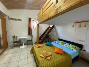 a bedroom with a bunk bed and a dining room at Garsoniere Victor Seaview Aer Conditionat- Bucatarie-Primim Carduri Vacanta-Pet Friendly la 3 minute de Plaja Reyna-Zoom Beach in Constanţa