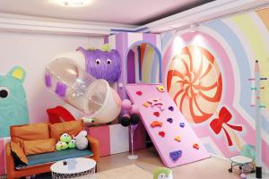 Una habitación para niños con zona de juegos con sala de juegos en 青岛旺莎主题民宿, en Qingdao