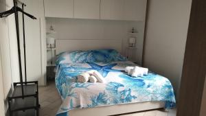 una camera da letto con un letto con asciugamani sopra di Grecale Apartment a Trapani