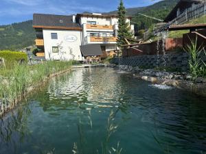 费斯Hotel Garni Alpendiamant的建筑物前的水池