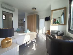 een slaapkamer met een bed en een wastafel in een kamer bij villasroyale Silvermoon in San Bartolomé