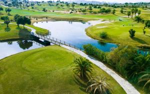 una vista aerea di un campo da golf con un ponte di Casa Lily on Vistabella Golf a Vistabella Altre 7 foto