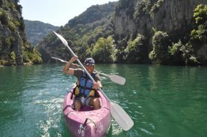 een man in een roze kajak op een rivier bij Gite "panda" la vincence in La Verdière +12 foto's
