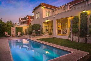 una casa con piscina en el patio en Bright on 5th Guest house en Port Elizabeth