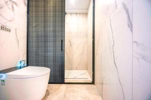 Koupelna v ubytování 万愉酒店公寓 + 14 fotografií