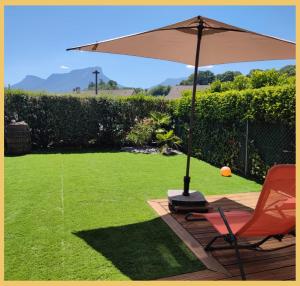 Saint-Jeoire-PrieuréにあるChez Mélanie I T3 I Saint-Jeoireの芝生の上の椅子