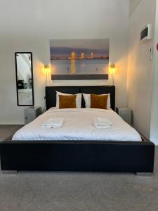 a bedroom with a large bed with two towels on it at De Strandgaper in Zevenhuizen