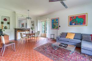a living room with a couch and a table at Le Logis - Charmante Maison Proche Plage in Rosendaël
