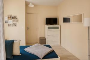 Et tv og/eller underholdning på Appartement lumineux proche Abbaye & Centre de Caen