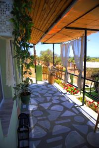 阿斯特里斯La Rosalie的带遮阳篷和花草的露台