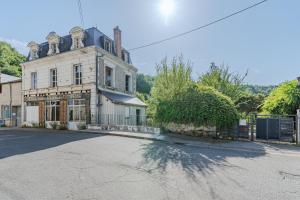 an old house on the side of a street at La Maison des Docks - 30min de Tours in Villaines-les-Rochers