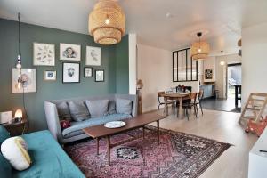 a living room with a couch and a table at Kerchoupi - Proche centre-ville Saint Malo in Saint Malo