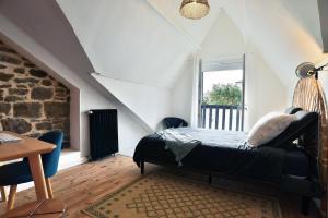 a bedroom with a hammock bed in a attic at Kerchoupi - Proche centre-ville Saint Malo in Saint Malo